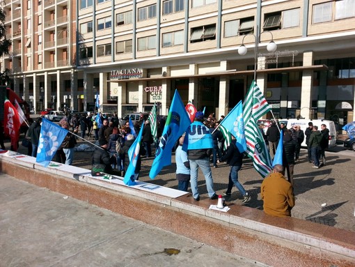 Cuneo: sciopero del personale BCC in piazza Europa
