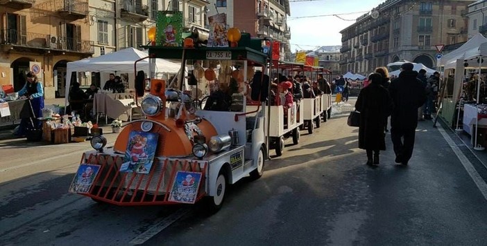 Saluzzo, il trenino dello shopping natalizio