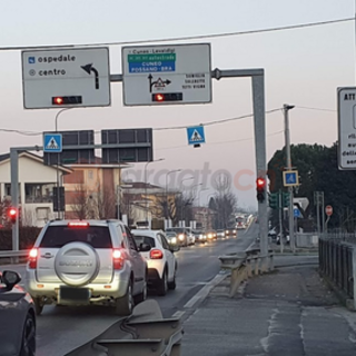Il semaforo tra via Suniglia e via Liguria, dove è stato aumentato il tempo del verde per favorire il flusso veicolare più consistente