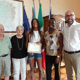 Il presidente Robaldo con Sara Curtis e i suoi familiari dopo la consegna dell'attestato di benemerenza