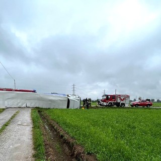 Mezzo pesante si ribalta sulla provinciale 43 a Sant'Albano Stura