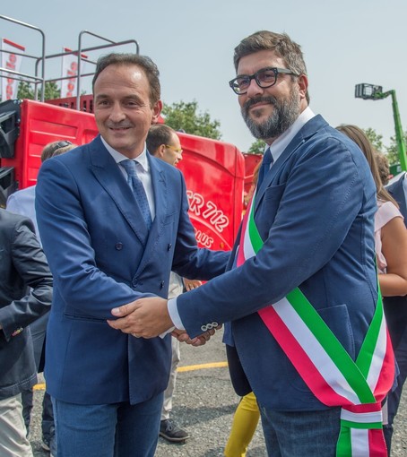 Stretta di mano tra il presidente della Regione Alberto Cirio e il sindaco di Saluzzo Mauro Calderoni