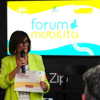 Stefania Dalmasso, sindaca di Piasco, ritira il riconoscimento a Torino Stefania Dalmasso, sindaca di Piasco, ritira il riconoscimento a Torino