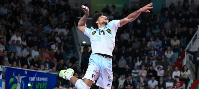 Alexander Strelhau in attacco con la maglia del Tour (Foto (P. Lahalle/L'Équipe)