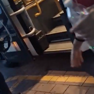 Autista nega l'accesso al bus a una quattordicenne: "Io faccio salire solo gli italiani"