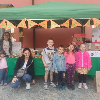 Piozzo, la bancarella della scuola dell'infanzia alla Fiera della Zucca Piozzo, la bancarella della scuola dell'infanzia alla Fiera della Zucca