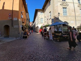 Saluzzo, il “Mercà dle fomne” del sabato in via Volta Saluzzo, il “Mercà dle fomne” del sabato in via Volta