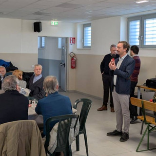 Il sindaco di Sanfront, Francesco lombardo, durante il suo discorso di benvenuto ai partecipanti al "Pranzo dei Saggi