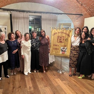 Socie Zonta con la presidente Silvia Quaranta e il nuovo direttivo Socie Zonta con la presidente Silvia Quaranta e il nuovo direttivo