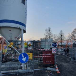 La strada che da via Alba porta in via Ottavio Moreno è transitabile, solo a piedi o in bicicletta, attraverso la passerella provvisoria sul Mellea