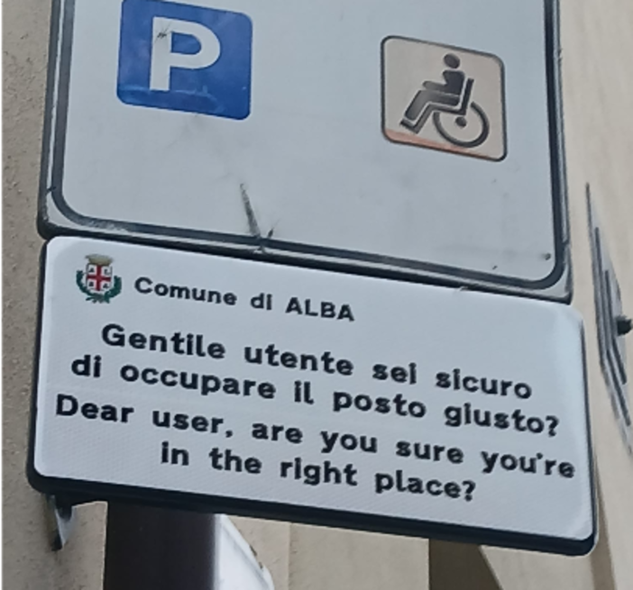 I cartelli installati dall'Amministrazione in 12 parcheggi per disabili