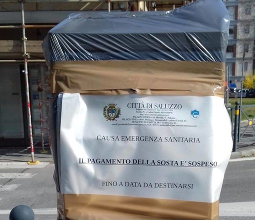 I cartelli affissi a marzo sui parchimetri di Saluzzo
