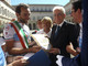 Sergio Panero consegna il gagliardetto al presidente Mattarella