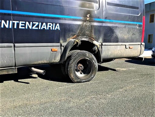 Il furgone della Penitenziaria di Saluzzo dato alle fiamme