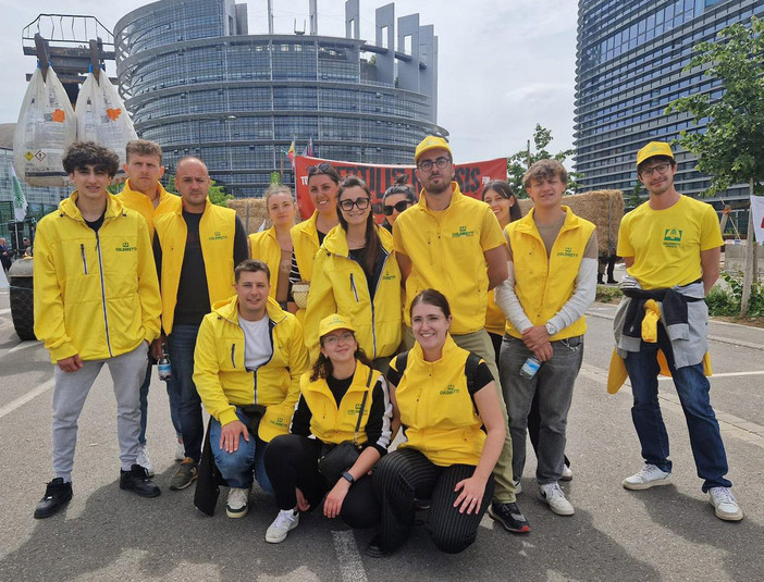 Il gruppo dei cuneesi alla manifestazione che ha portato in piazza a Strasburgo i giovani agricoltori della principale organizzazione d’Italia e d’Europa Il gruppo dei cuneesi alla manifestazione che ha portato in piazza a Strasburgo i giovani agricoltori della principale organizzazione d’Italia e d’Europa