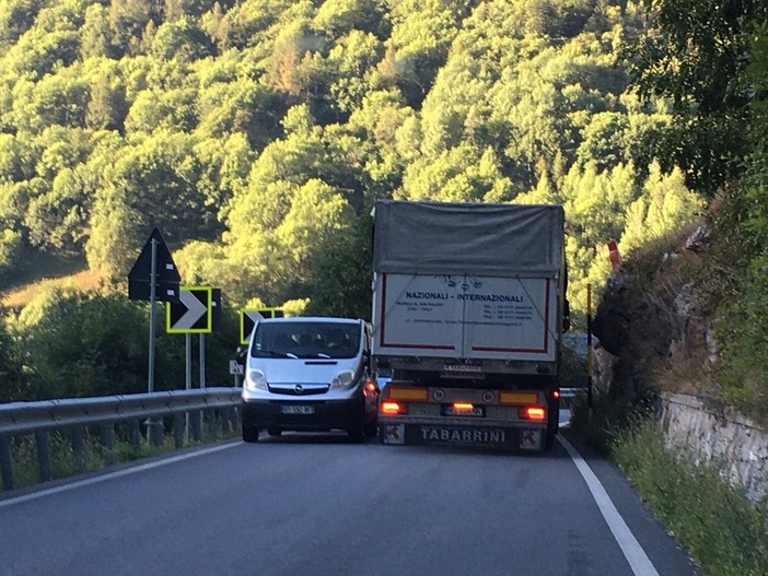 Statale 21, lettore segnala una strettoia pericolosa: "Rischio frontali con i Tir"