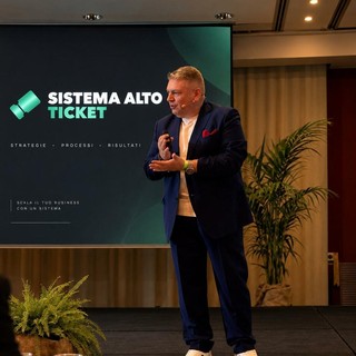 Da cameriere a 3 euro l'ora a 2,9 milioni: la storia di Gianluca, fondatore del Sistema Alto Ticket Da cameriere a 3 euro l'ora a 2,9 milioni: la storia di Gianluca, fondatore del Sistema Alto Ticket