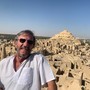 L'egittofilo Sandro Trucco durante una visita in Egitto L'egittofilo Sandro Trucco durante una visita in Egitto