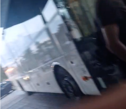 "Salgono solo gli italiani", l'azienda di trasporti: "Mai negato l'accesso al bus. Stat ripudia ogni forma di razzismo" "Salgono solo gli italiani", l'azienda di trasporti: "Mai negato l'accesso al bus. Stat ripudia ogni forma di razzismo"