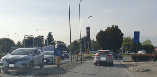 Code, a Savigliano, in seguito alla chiusura del ponte di Via Alba Code, a Savigliano, in seguito alla chiusura del ponte di Via Alba