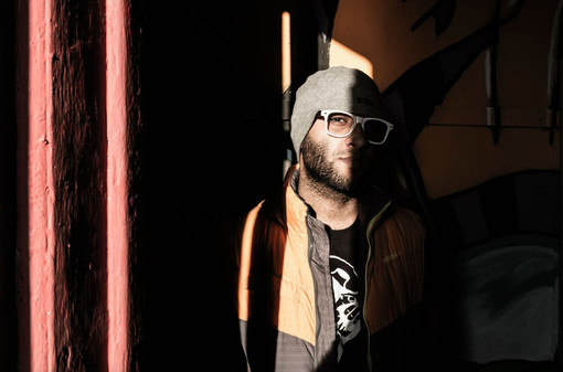 “Toilet Portraits Tour”: all’Open Baladin di Cuneo l’arte fotografica incontra l’autenticità della notte