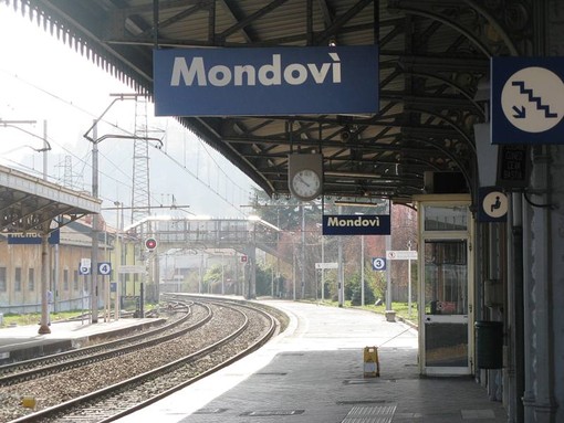 Rintracciato sul treno Torino - Cuneo grazie a un'intercettazione telefonica