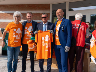 Alba: volontari in partenza dal Palazzo Mostre e Congressi Alba: volontari in partenza dal Palazzo Mostre e Congressi