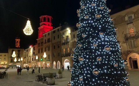 Piazza Santarosa a Savigliano con le luminarie natalizie