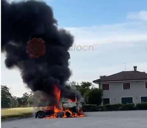Vigili del fuoco in azione per una motrice in fiamme a Roreto di Cherasco [VIDEO]
