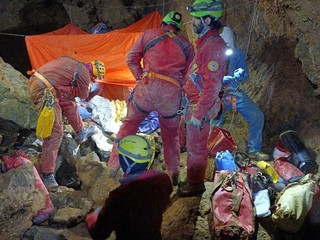 I soccorsi all'interno della grotta