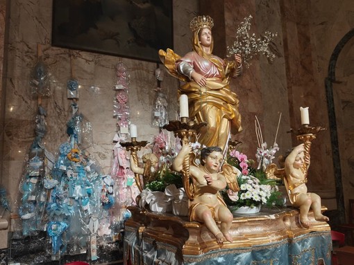 Statua della Madonna dei fiori e alle spalle lapide in memoria dei rettori defunti Statua della Madonna dei fiori e alle spalle lapide in memoria dei rettori defunti
