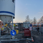 La strada che da via Alba porta in via Ottavio Moreno è transitabile, solo a piedi o in bicicletta, attraverso la passerella provvisoria sul Mellea La strada che da via Alba porta in via Ottavio Moreno è transitabile, solo a piedi o in bicicletta, attraverso la passerella provvisoria sul Mellea