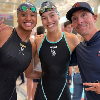 Sara Curtis con la compagna di squadra Bryn Greenwaldt e l'allenatore Todd DeSorbo - profilo fb uvaswimdive Sara Curtis con la compagna di squadra Bryn Greenwaldt e l'allenatore Todd DeSorbo - profilo fb uvaswimdive