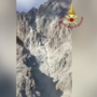 L'elicottero Drago dei vigili del fuoco sorvola il fronte del crollo sul Monviso [VIDEO]