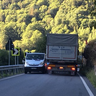Statale 21, lettore segnala una strettoia pericolosa: "Rischio frontali con i Tir"