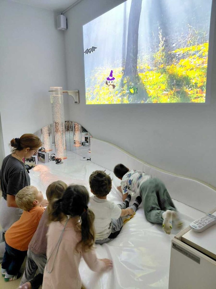 Esperienze sensoriali e inclusione: la sala Snoezelen di Frassino accoglie la scuola dell'infanzia di Sampeyre e il Centro "Le Nuvole"