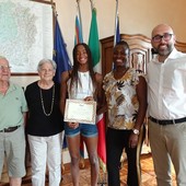 Il presidente Robaldo con Sara Curtis e i suoi familiari dopo la consegna dell'attestato di benemerenza Il presidente Robaldo con Sara Curtis e i suoi familiari dopo la consegna dell'attestato di benemerenza