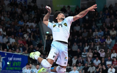 Alexander Strelhau in attacco con la maglia del Tour (Foto (P. Lahalle/L'Équipe)