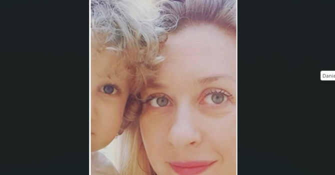 Laura Fulcheri in Sartori, 47 anni,  accanto al figlio Mattia