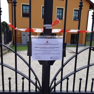 La scuola primaria di Santo Stefano Roero venne sottoposta a sequestro penale in seguito alle indagini condotte dalle fiamme gialle