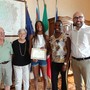 Il presidente Robaldo con Sara Curtis e i suoi familiari dopo la consegna dell'attestato di benemerenza Il presidente Robaldo con Sara Curtis e i suoi familiari dopo la consegna dell'attestato di benemerenza