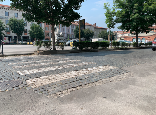 Savigliano, si rifà la pavimentazione in porfido di piazza del Popolo Savigliano, si rifà la pavimentazione in porfido di piazza del Popolo