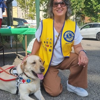 Silvia Gullino, presidente del Lions Club Bra Host, con un cane guida
