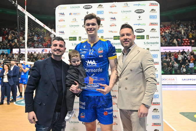 Lorenzo Sala, Mvp dell'incontro, premiato dagli agenti di Vendocasa