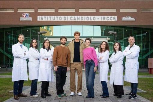 Jannick Sinner scende in campo per la ricerca: la visita all'Istituto di Candiolo Jannick Sinner scende in campo per la ricerca: la visita all'Istituto di Candiolo