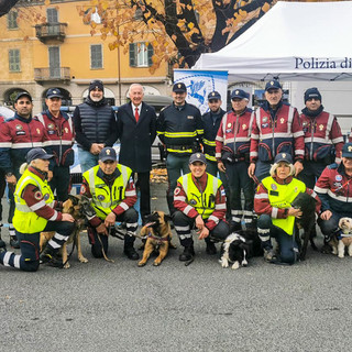 Foto di gruppo delle unità cinofile Aps con il sindaco Demaria