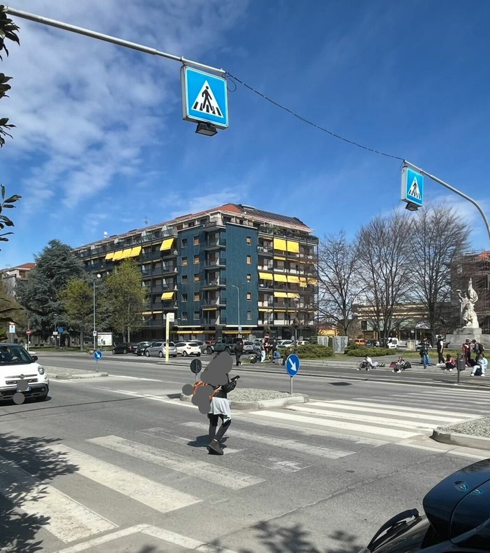 Attraversamento di corso Roma verso la stazione