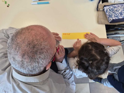 “Catena della Gentilezza” a Savigliano: alla Residenza Chianoc nonni e bimbi insieme per creare emozioni “Catena della Gentilezza” a Savigliano: alla Residenza Chianoc nonni e bimbi insieme per creare emozioni