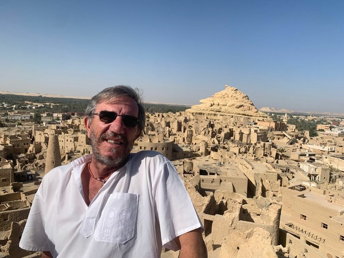 L'egittofilo Sandro Trucco durante una visita in Egitto