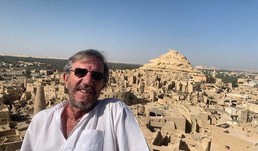 L'egittofilo Sandro Trucco durante una visita in Egitto